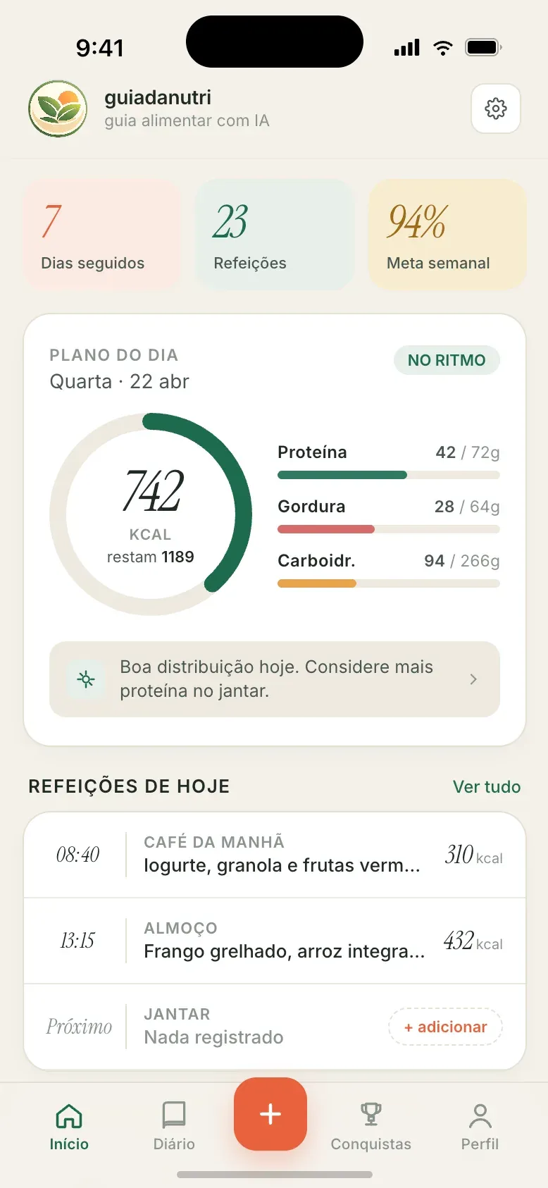 Painel diário — Calorias, macros, sequência de dias e sugestões contextuais — tudo numa tela.