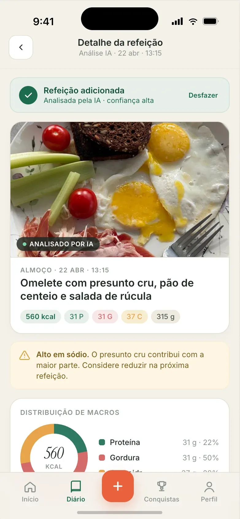Análise por IA — A IA identifica os alimentos, calcula calorias e macros e avisa se algo está alto em sódio.